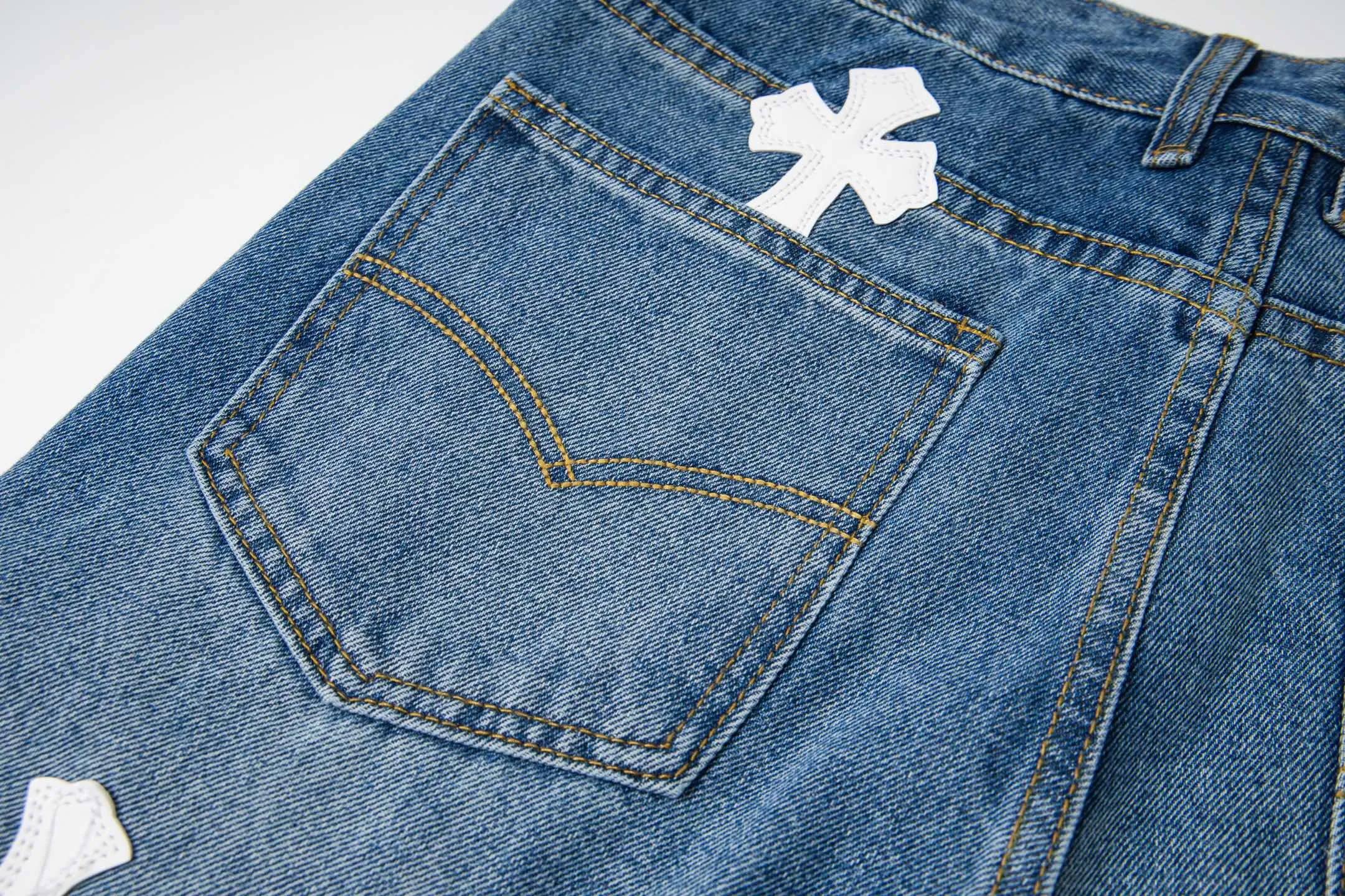 P210 Chrome Hearts jeans, blue and white leather. As we all know, chromehearts jeans use vintage Levis jeans as the base for creation. They usually add their own unique silver buckles and silver ornaments, plus leather embellishments. This is what doubles the value of these vintage jeans. Because the base is vintage jeans, the jeans themselves have become very soft and comfortable after years of baptism. This can be distinguished from ordinary jeans. Regarding the size, you should also refer to the pants data. Style number: 1780# Size: 28 30 32 34 36